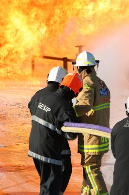 Capacitación en extinción de incendios y peligros industriales