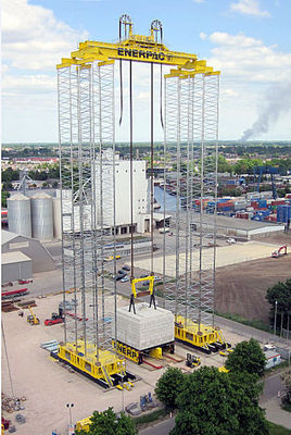 La torre autoexpandible de Enerpac (ESET), una solución independiente del pórtico que puede levantar cargas hasta 1.400 toneladas